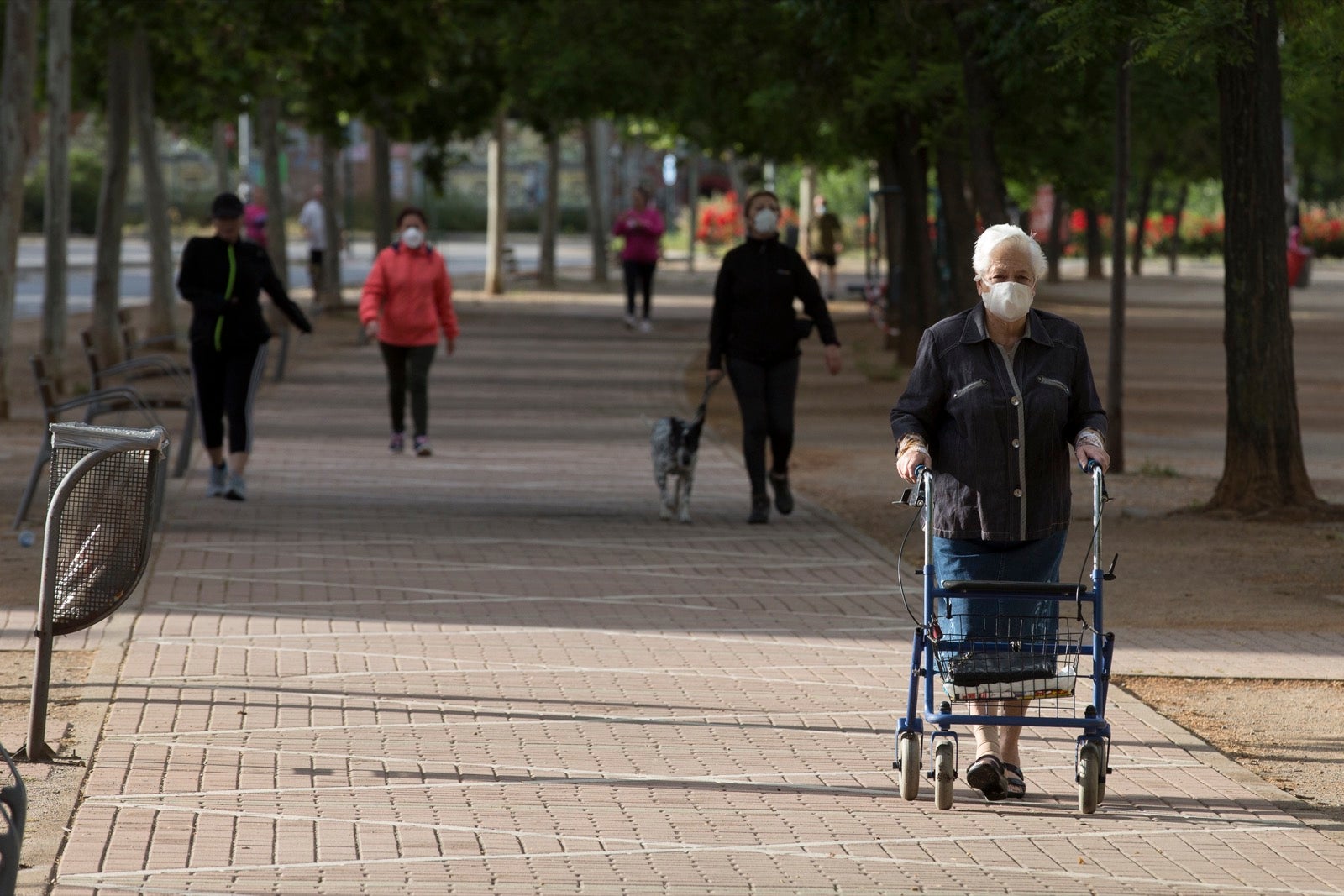 El cambio de tiempo y el cierre de tiendas deja el día con menos afluencia en las vías de la capital