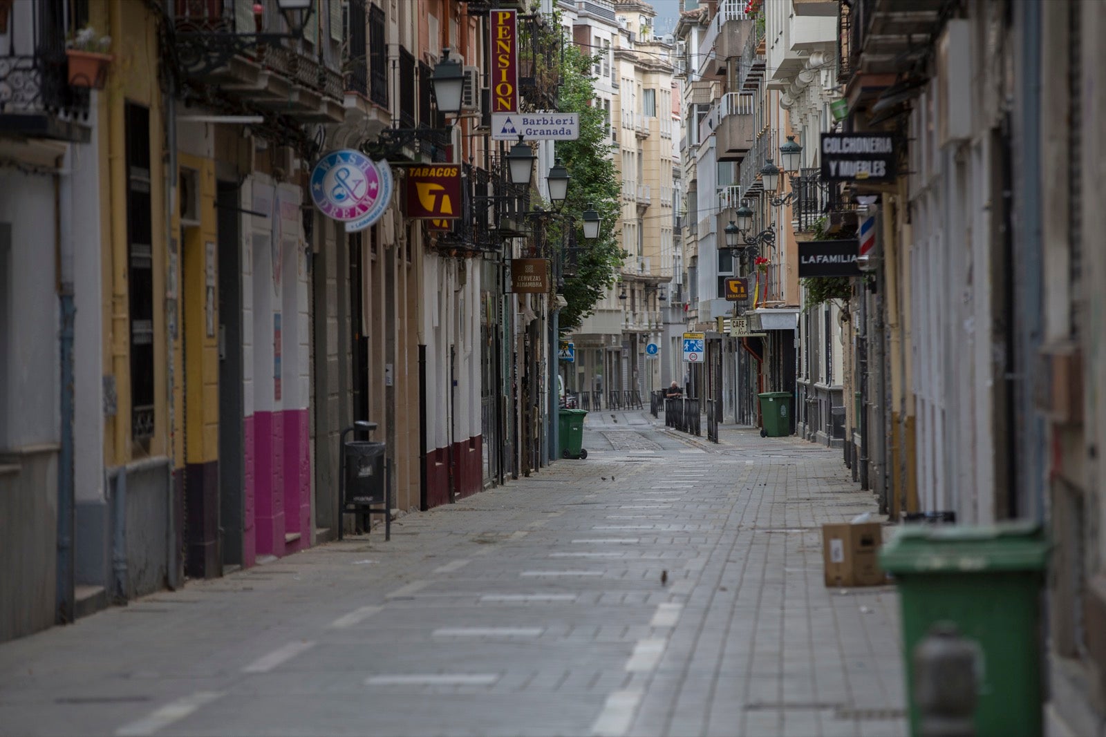 El cambio de tiempo y el cierre de tiendas deja el día con menos afluencia en las vías de la capital