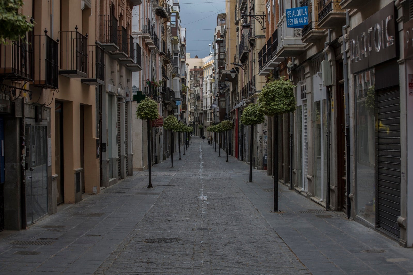 El cambio de tiempo y el cierre de tiendas deja el día con menos afluencia en las vías de la capital