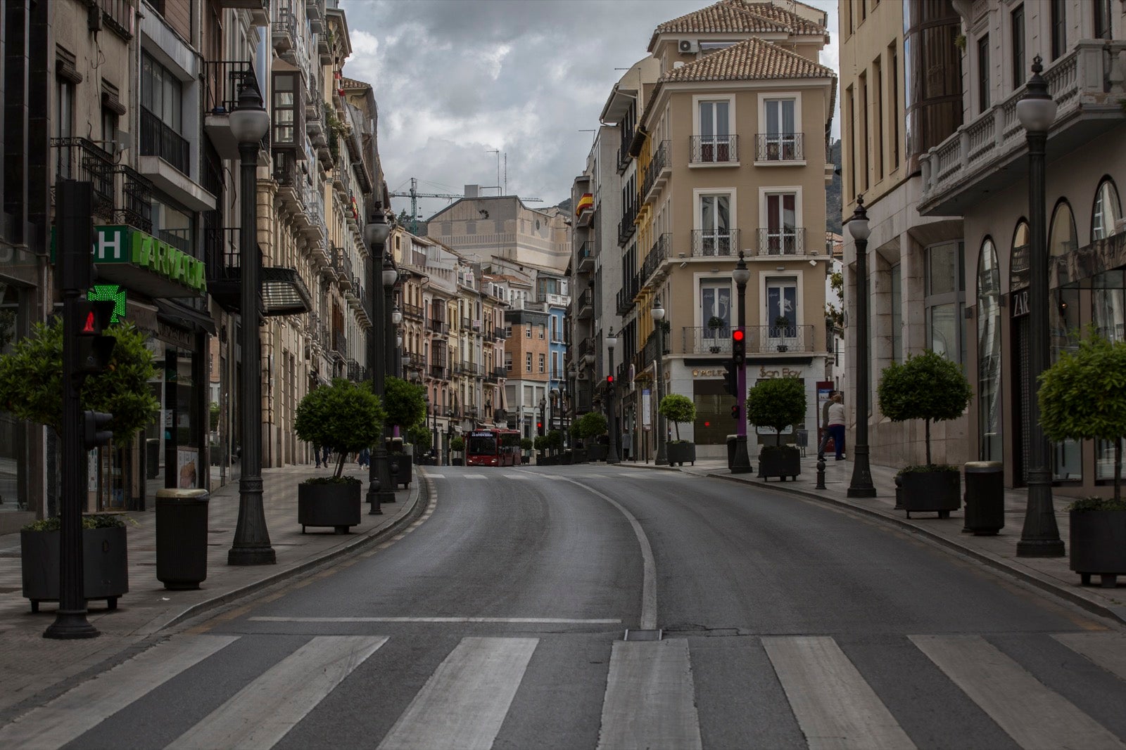 El cambio de tiempo y el cierre de tiendas deja el día con menos afluencia en las vías de la capital