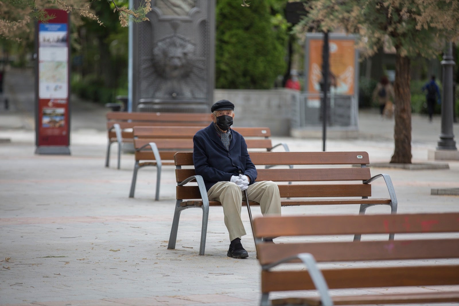 El cambio de tiempo y el cierre de tiendas deja el día con menos afluencia en las vías de la capital