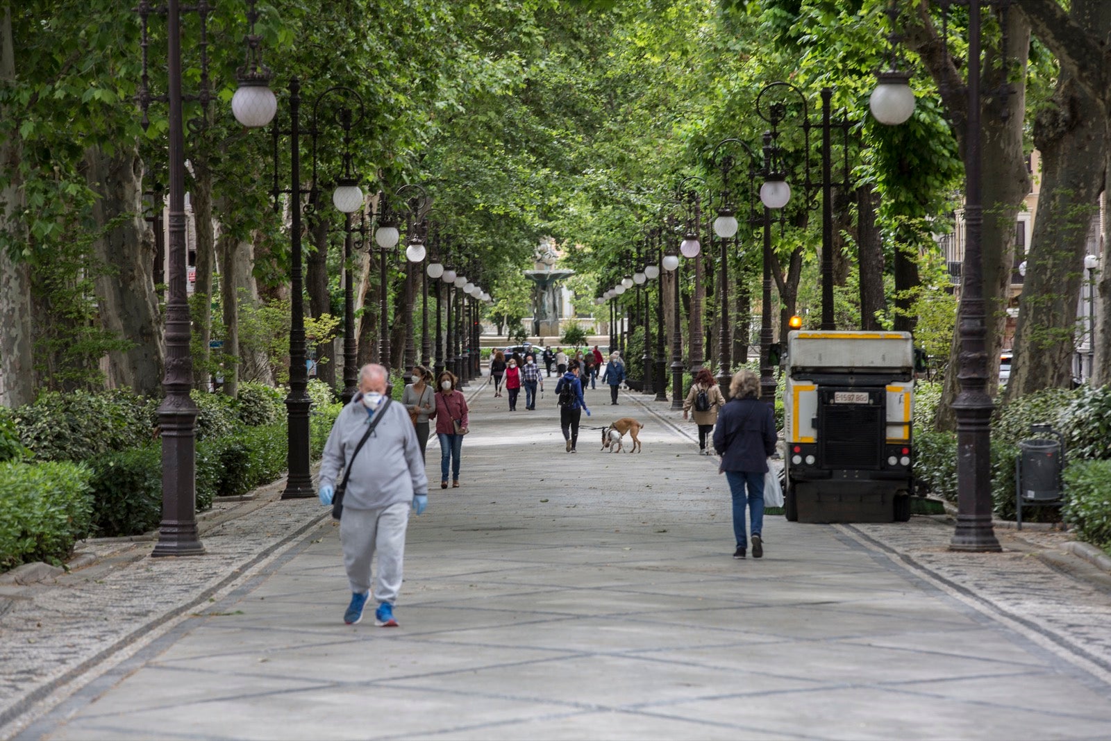 El cambio de tiempo y el cierre de tiendas deja el día con menos afluencia en las vías de la capital