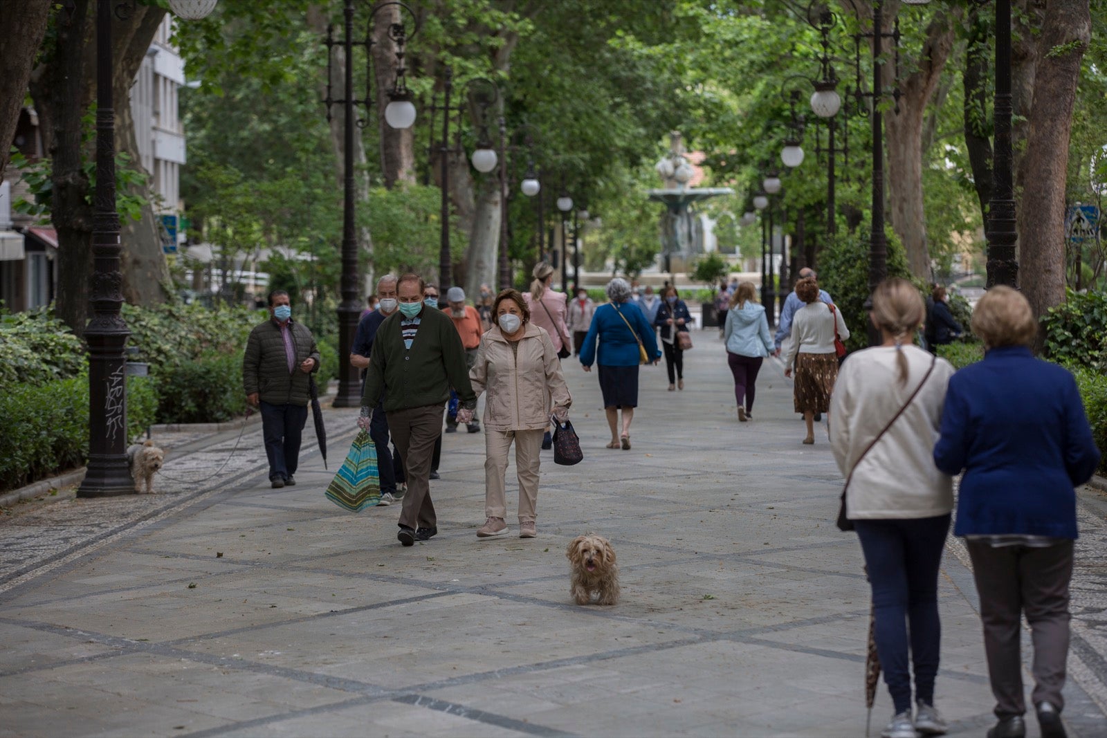 El cambio de tiempo y el cierre de tiendas deja el día con menos afluencia en las vías de la capital