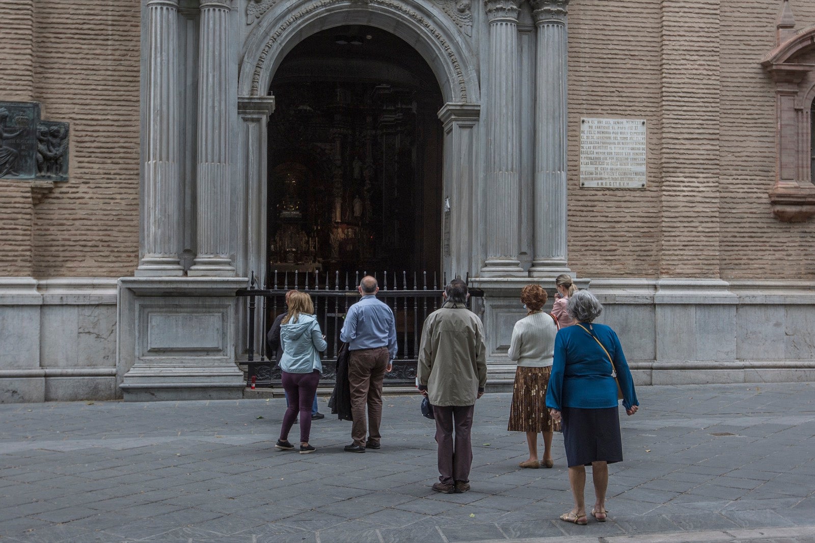 El cambio de tiempo y el cierre de tiendas deja el día con menos afluencia en las vías de la capital