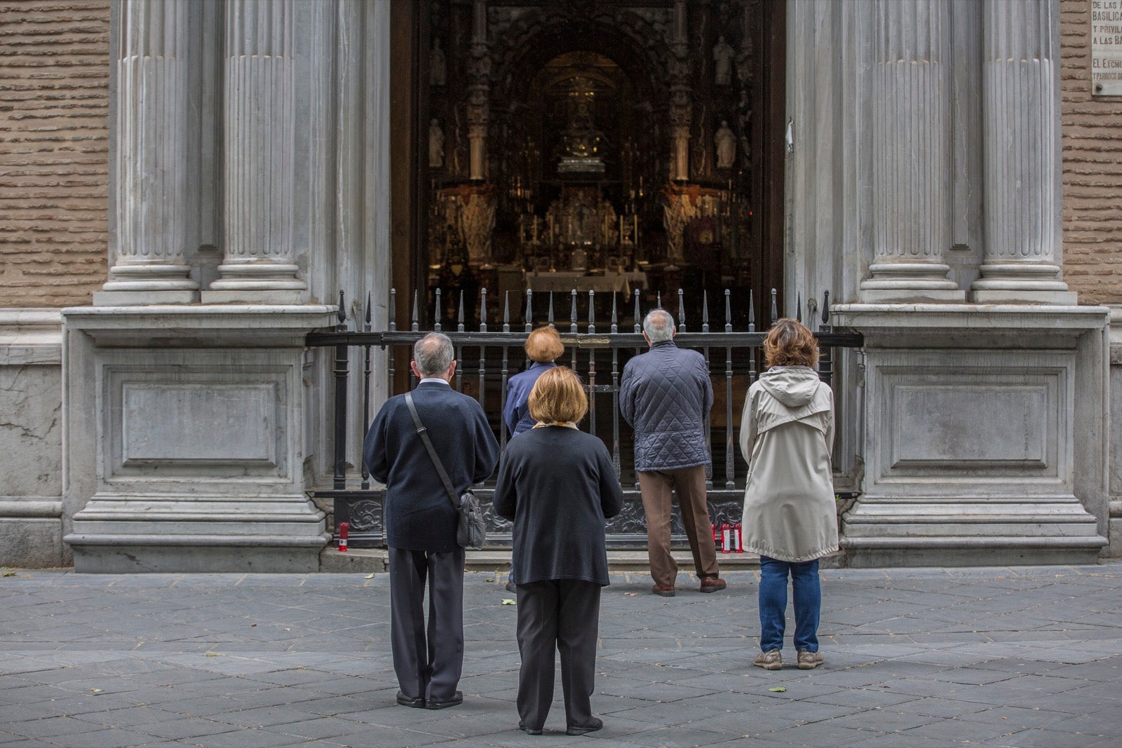 El cambio de tiempo y el cierre de tiendas deja el día con menos afluencia en las vías de la capital