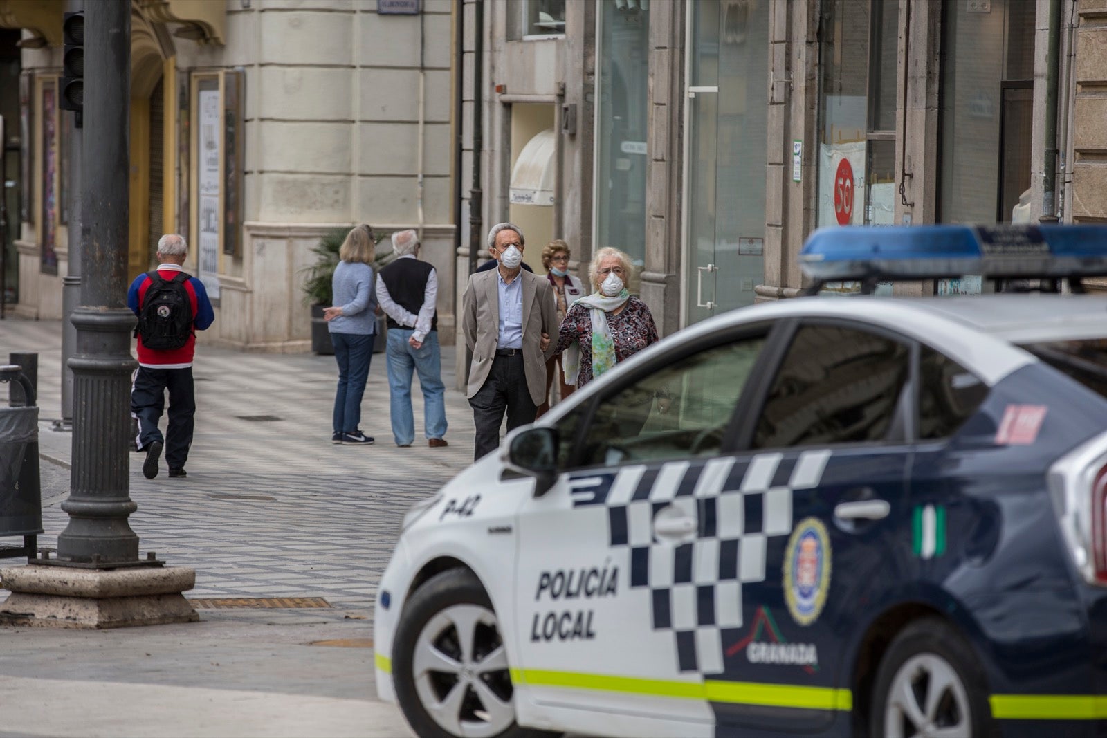 El cambio de tiempo y el cierre de tiendas deja el día con menos afluencia en las vías de la capital