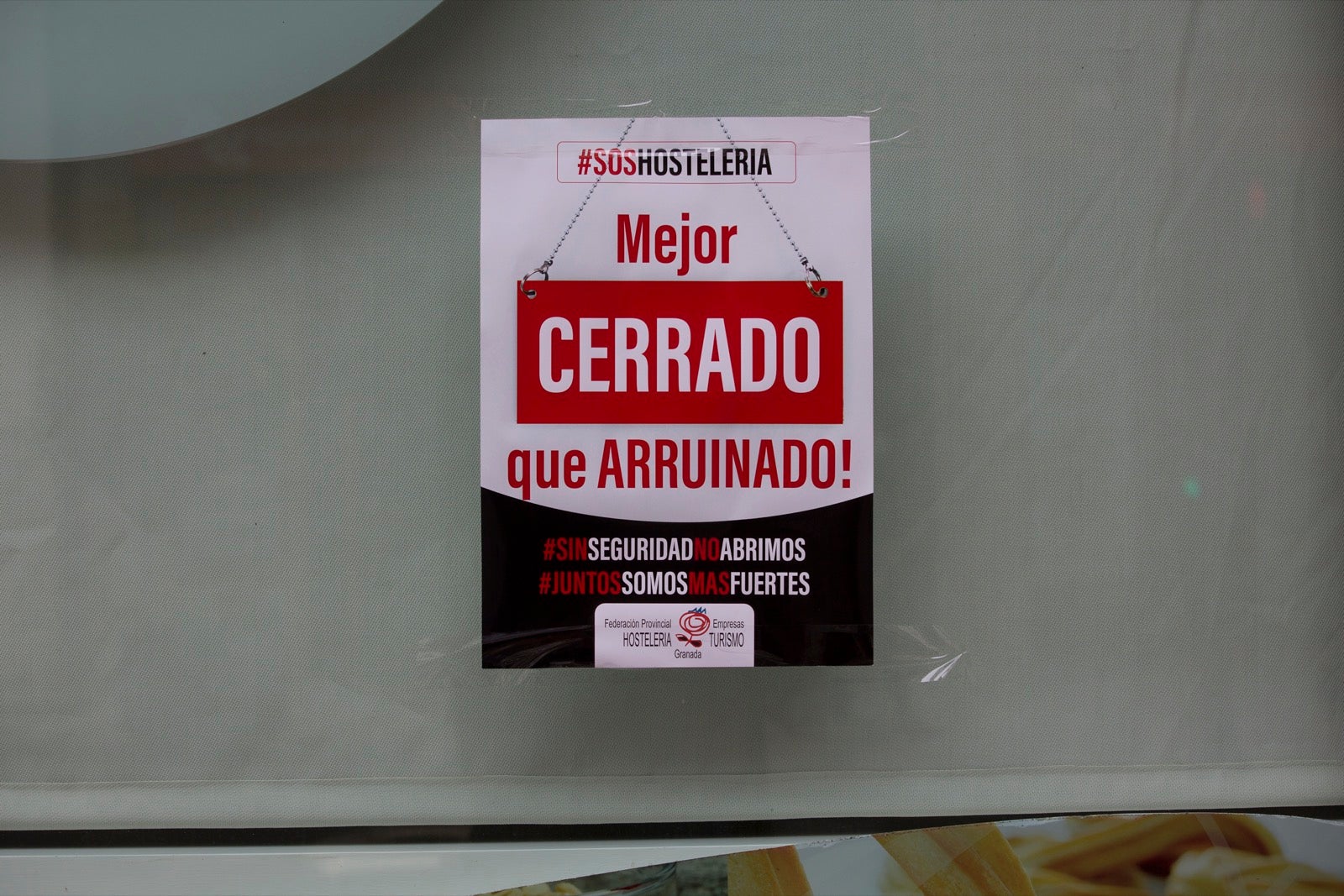 El cambio de tiempo y el cierre de tiendas deja el día con menos afluencia en las vías de la capital