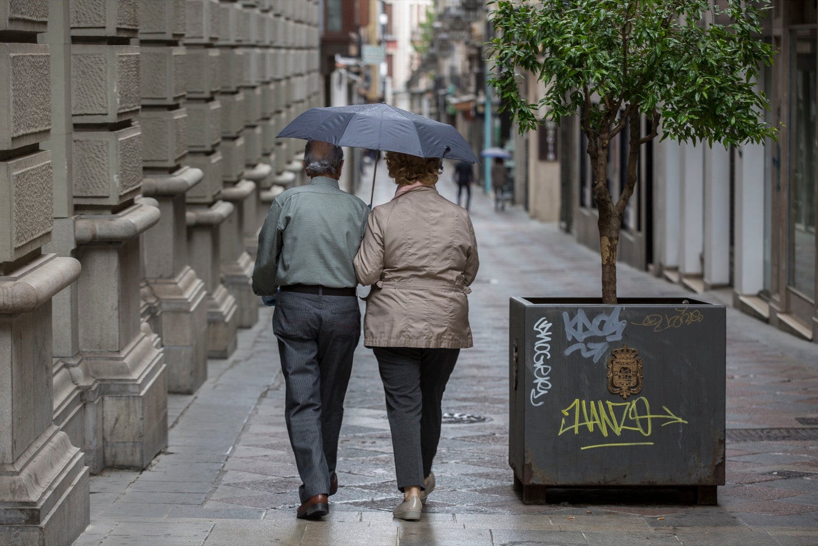 El cambio de tiempo y el cierre de tiendas deja el día con menos afluencia en las vías de la capital