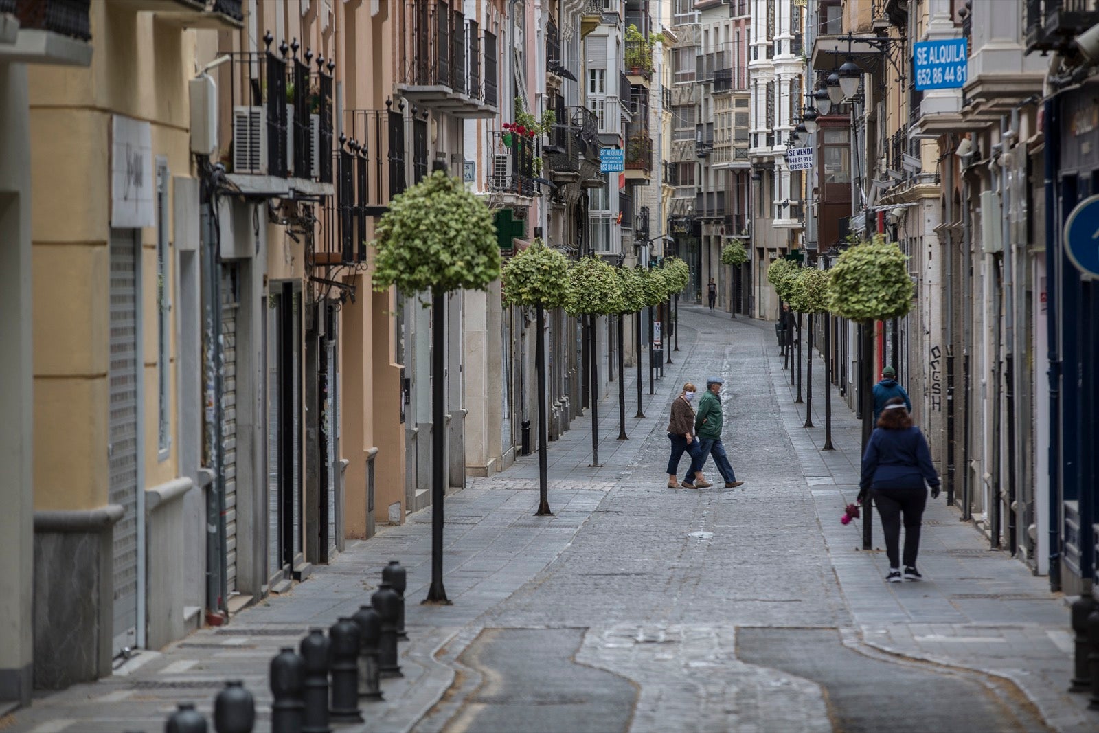 El cambio de tiempo y el cierre de tiendas deja el día con menos afluencia en las vías de la capital