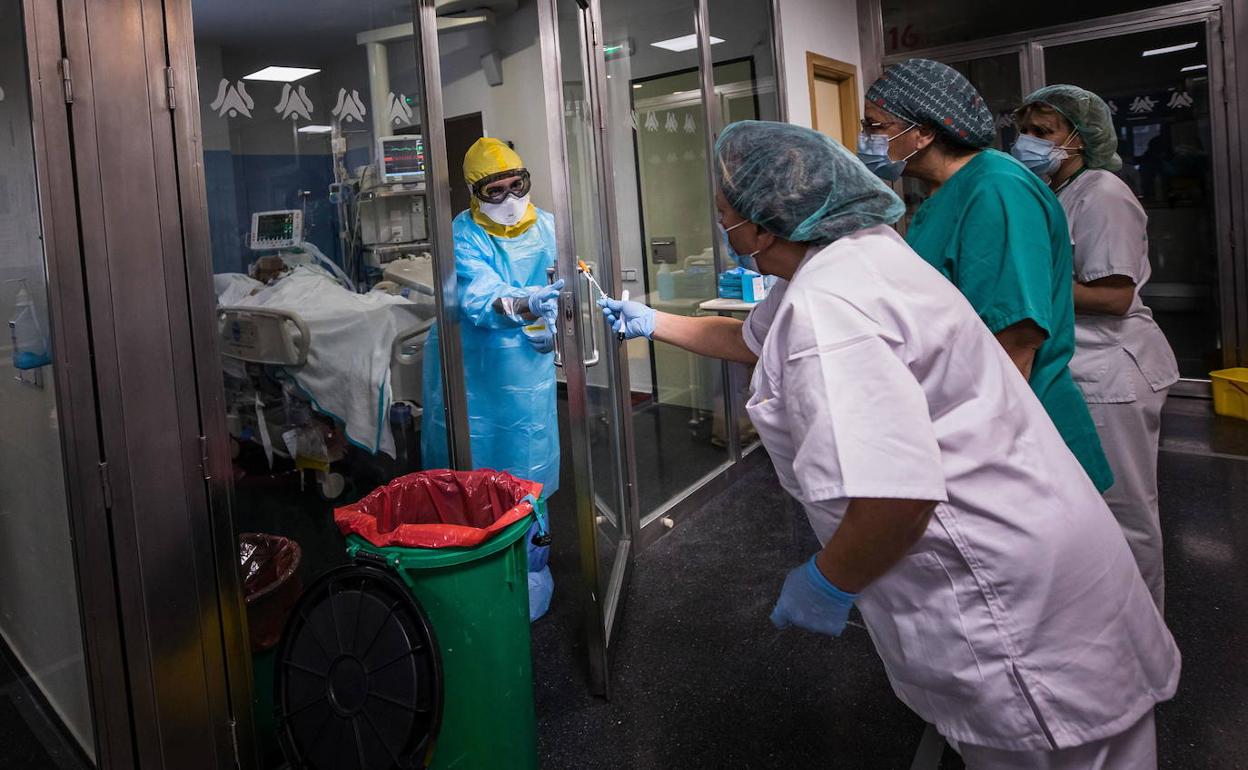 Sanitarios en la UCI del Virgen de las Nieves a principios del pasado mes.