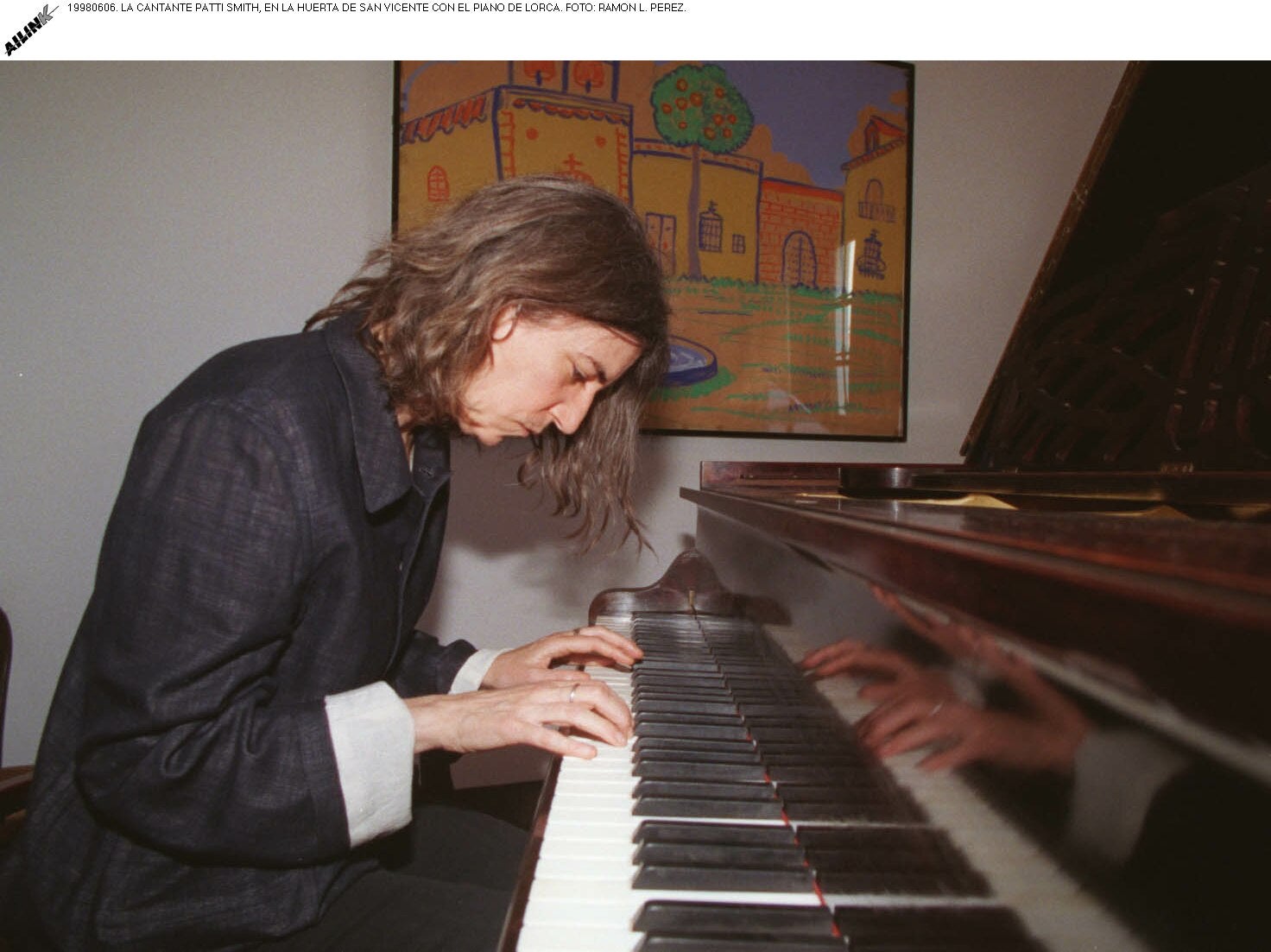 La cantante Patti Smith toca el piano de Lorca en el centenario de su nacimiento, en 1998.