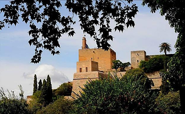 Granada | La Torre de la Vela repica en homenaje a los sanitarios en el Día Internacional de la Enfermería