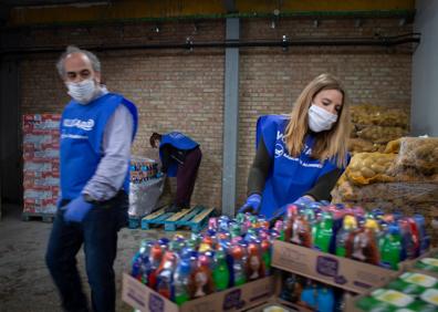 Imagen secundaria 1 - Actividad en el Banco de Alimentos, que cuenta con un centro logístico en Merca Granada.