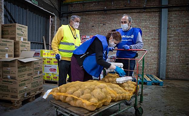 Cargando la carretilla con patatas y huevos.