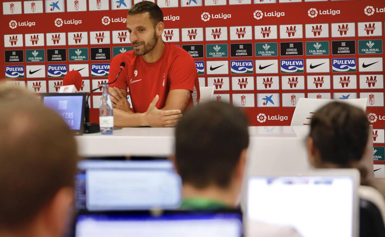 Soldado atiende a los medios de comunicación en una rueda de prensa. 