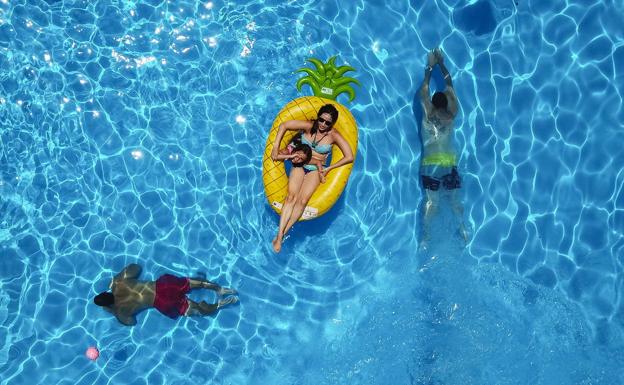 Andalucía pide que las piscinas comunitarias puedan abrir a final de mayo