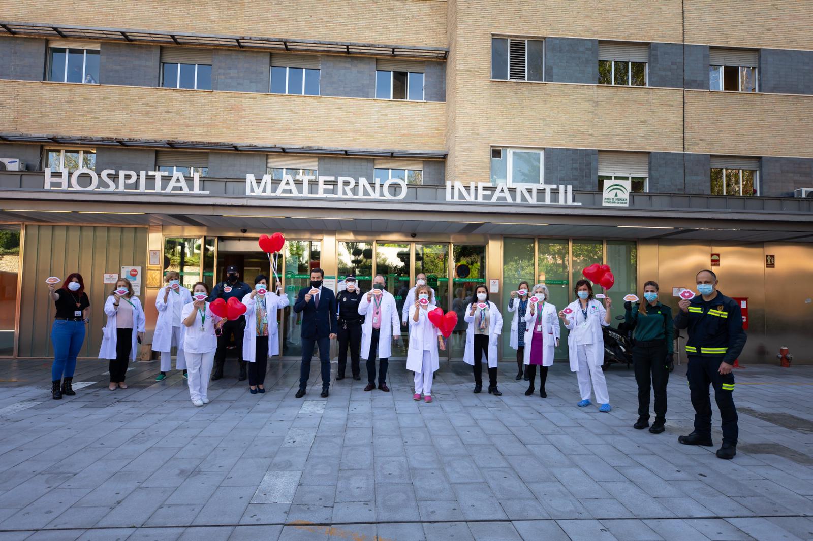 Los pequeños héroes ingresados en el hospital Materno Infantil han conocido en la mañana de este miércoles a otros héroes, los que durante las semanas de estado de alarma han velado por el cumplimiento de las restricciones y los sanitarios que han cuidado de los afectados 