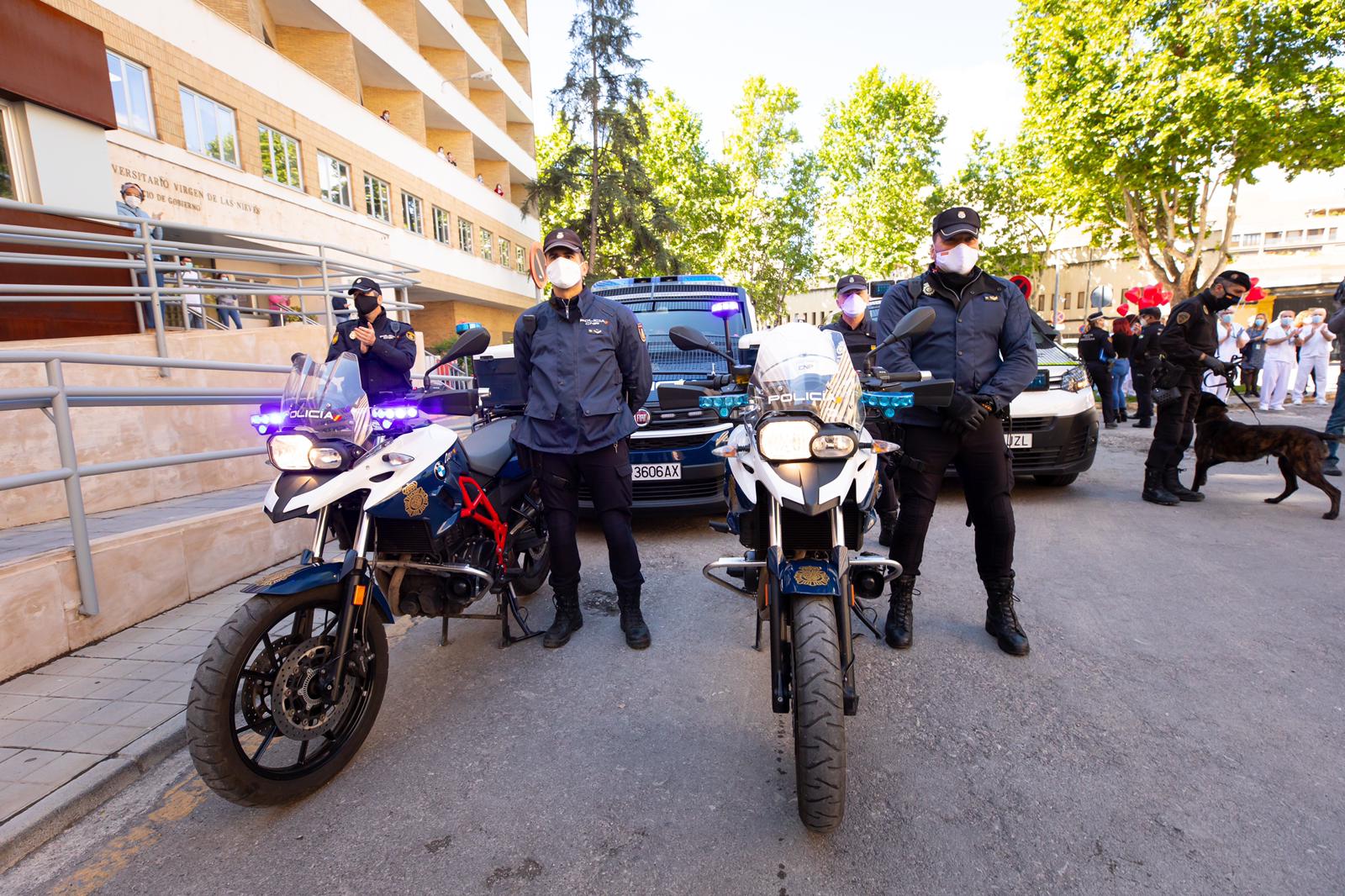 Los pequeños héroes ingresados en el hospital Materno Infantil han conocido en la mañana de este miércoles a otros héroes, los que durante las semanas de estado de alarma han velado por el cumplimiento de las restricciones y los sanitarios que han cuidado de los afectados 