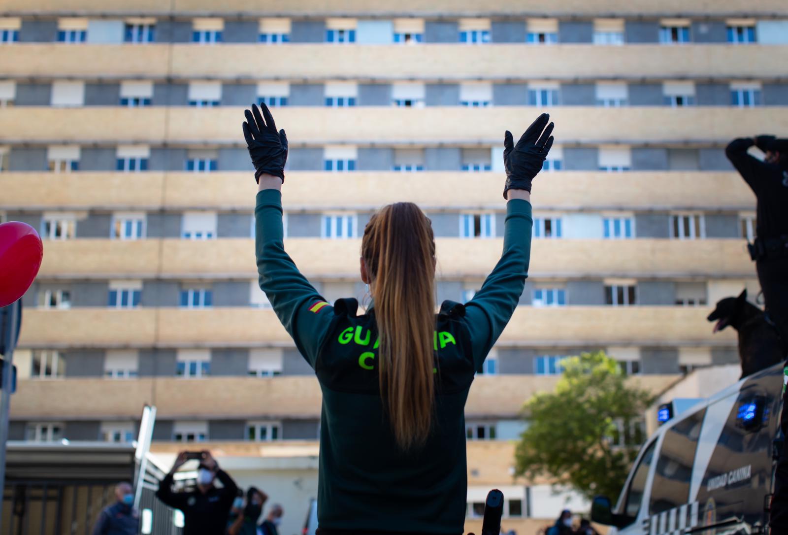 Los pequeños héroes ingresados en el hospital Materno Infantil han conocido en la mañana de este miércoles a otros héroes, los que durante las semanas de estado de alarma han velado por el cumplimiento de las restricciones y los sanitarios que han cuidado de los afectados 