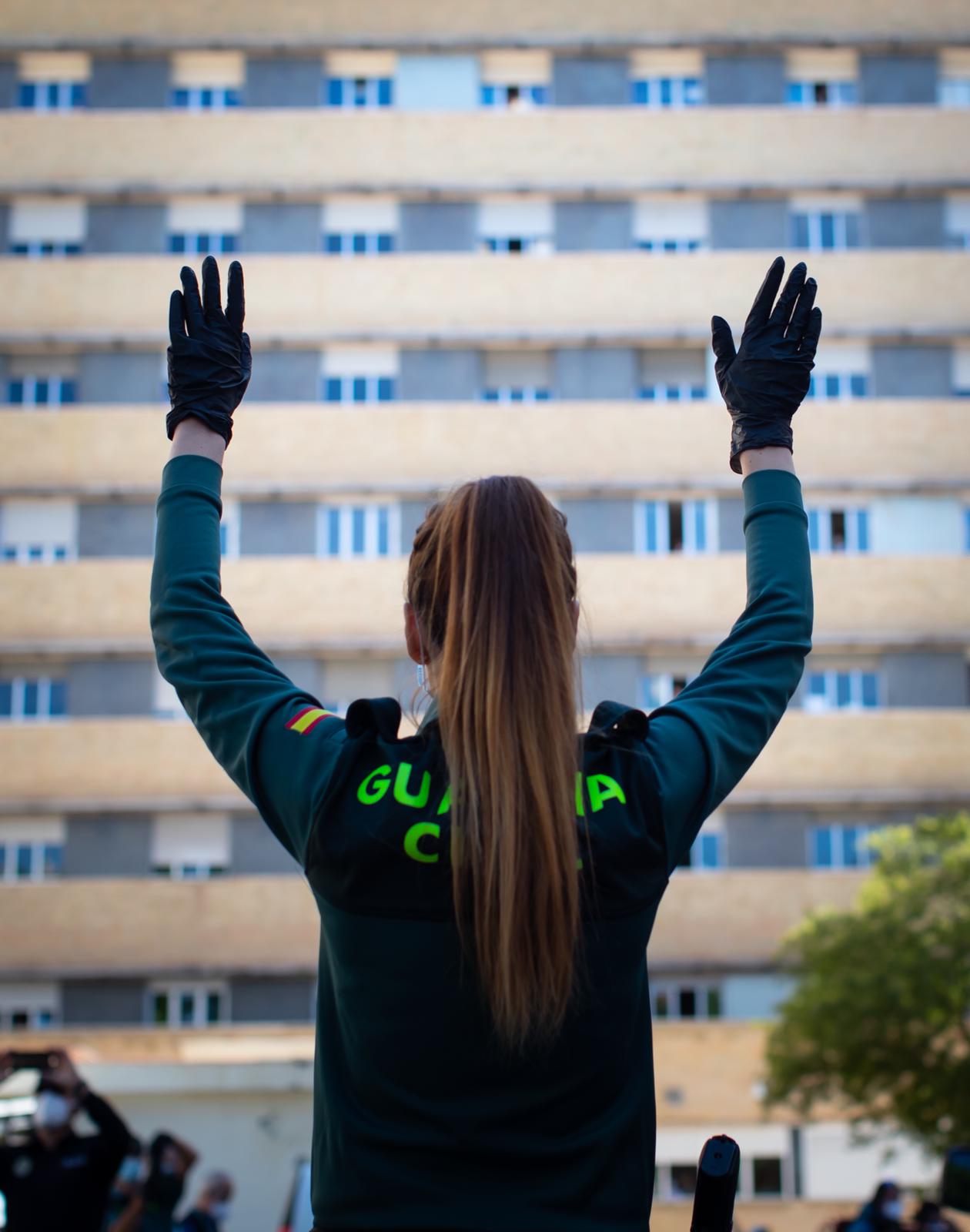 Los pequeños héroes ingresados en el hospital Materno Infantil han conocido en la mañana de este miércoles a otros héroes, los que durante las semanas de estado de alarma han velado por el cumplimiento de las restricciones y los sanitarios que han cuidado de los afectados 