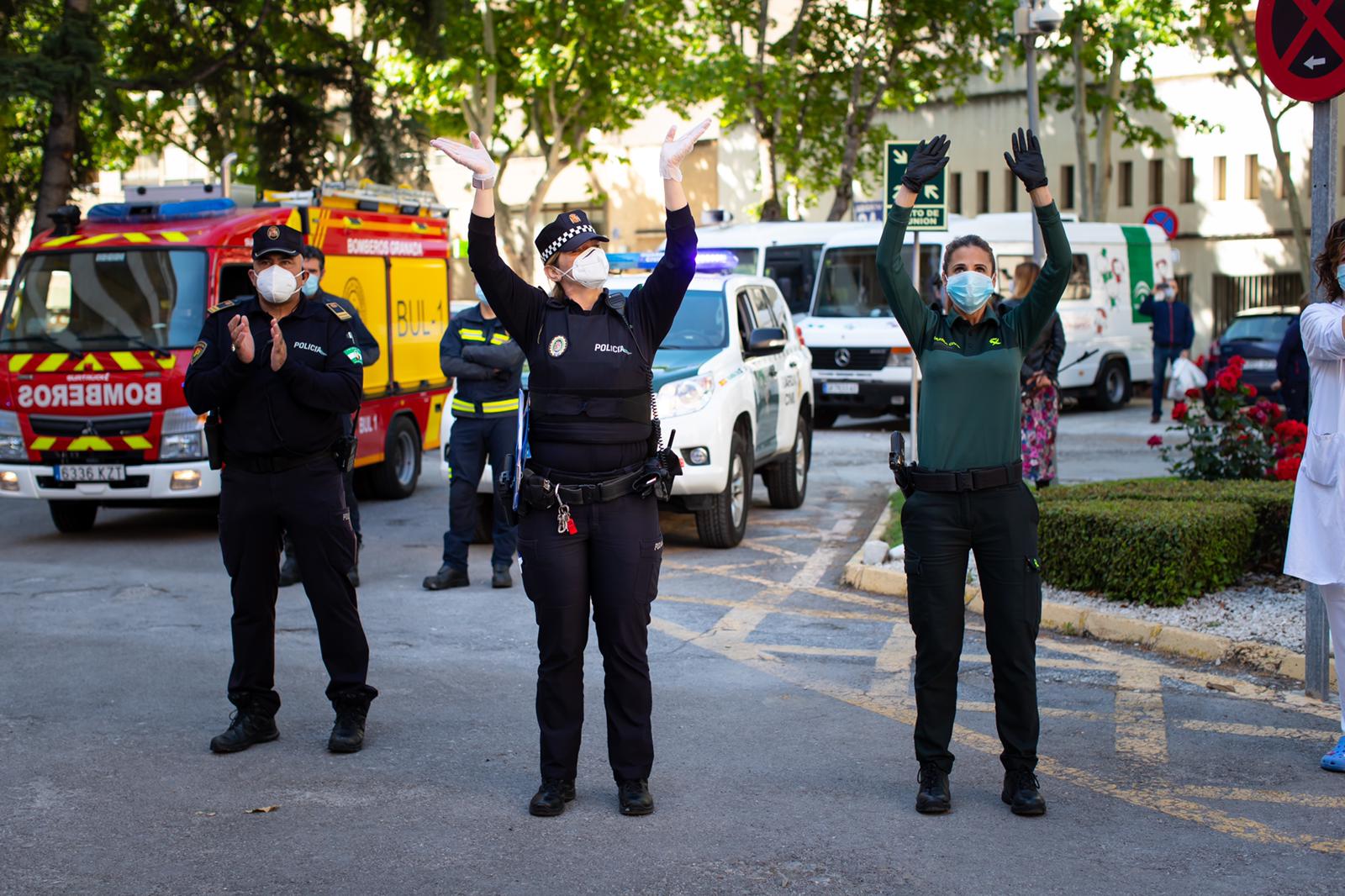 Los pequeños héroes ingresados en el hospital Materno Infantil han conocido en la mañana de este miércoles a otros héroes, los que durante las semanas de estado de alarma han velado por el cumplimiento de las restricciones y los sanitarios que han cuidado de los afectados 