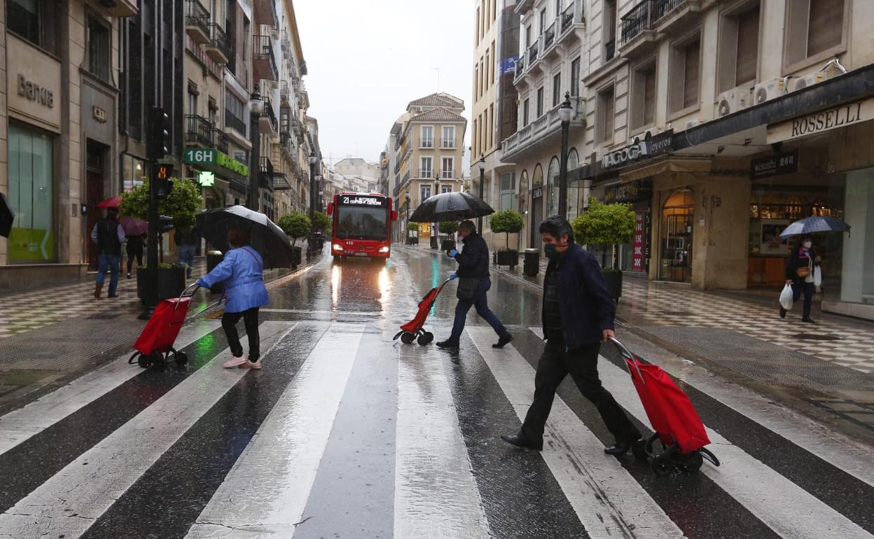 Viandantes por el centro de Granada.