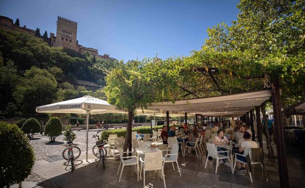 Una terraza en el Paseo de los Tristes.