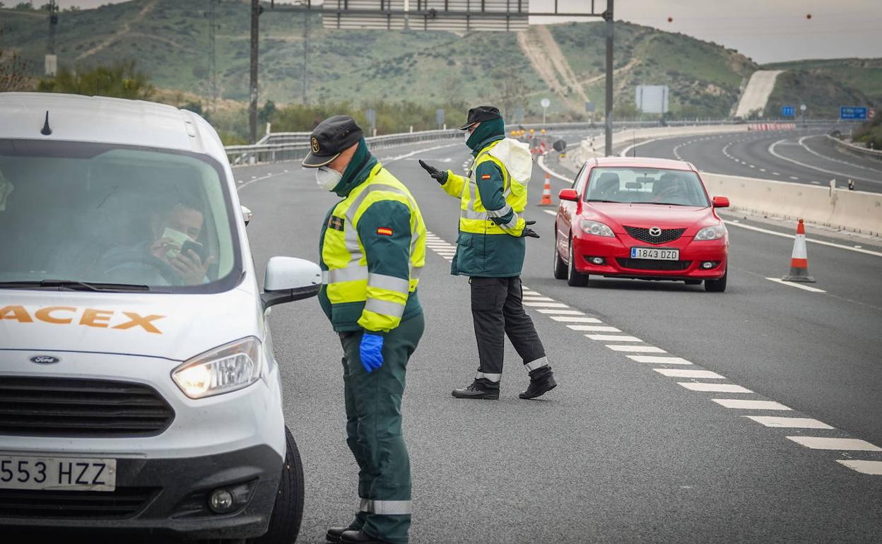 Un control de la Guardia Civil durante el confinamiento. .