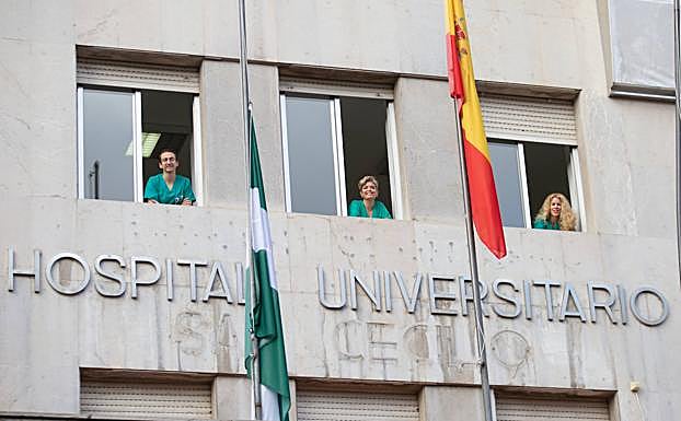 De izquierda a derecha, el doctor Antonio José Martín, y las supervisoras de enfermería Lola Jiménez y Cristina González.