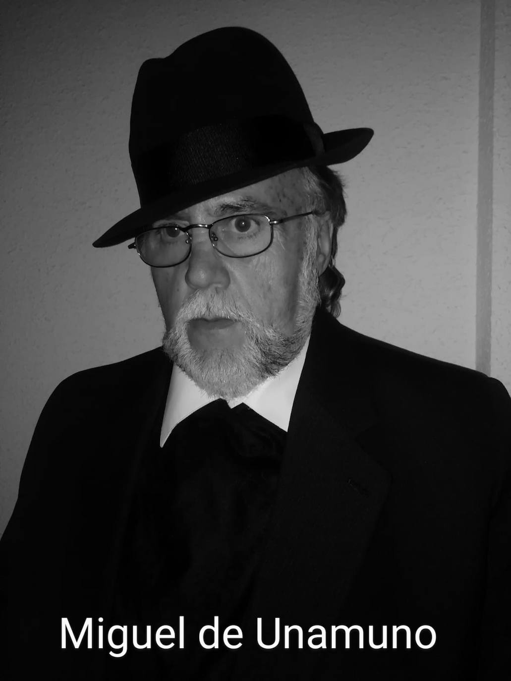 Los lectores de Huétor Santillán pertenecientes a sus clubes y talleres se transforman en personajes y autores de la historia de la literatura en la iniciativa 'Una casa de novela', impulsada por su bibliotecaria, Mari Ángeles Cabrerizo.