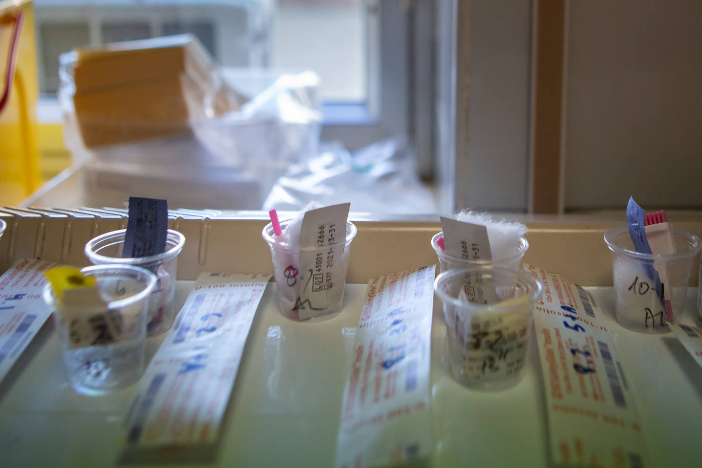 Imagen secundaria 2 - Árriba, personal auxiliar. Abajo, cuidados en planta y medicamentos preparados para administrárselos a los pacientes.