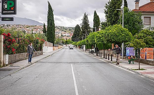 La mitad izquierda de la calle pertenece a Monachil, mientras que la otra mitad a Cájar, por lo que si los vecinos que viven en este último pueblo quieren ir al súper más cercano a sus casas tienen que burlar las restricciones de la fase 0. 