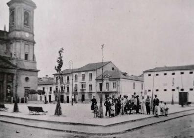 Imagen secundaria 1 - Detalle del libro publicado en 1910 con dos fotos inéditas de la catedral de Guadix y la Plaza España de Santa Fe.
