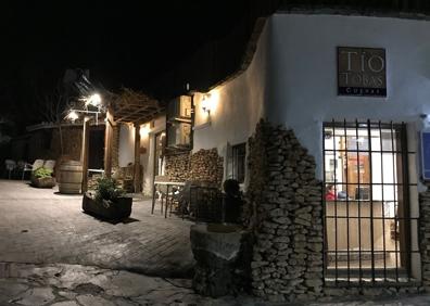 Imagen secundaria 1 - Arriba, preparativos en el Hotel Catalonia de Granada capital. En las fotos pequeñas, los alojamientos en casas-cueva del Tío Tobas y el Abuelo Ventura.