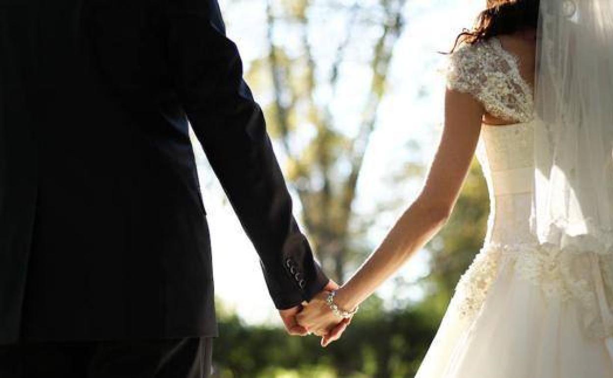 El Gobierno autoriza bodas con hasta cien personas y la vuelta de la Liga en fase 2