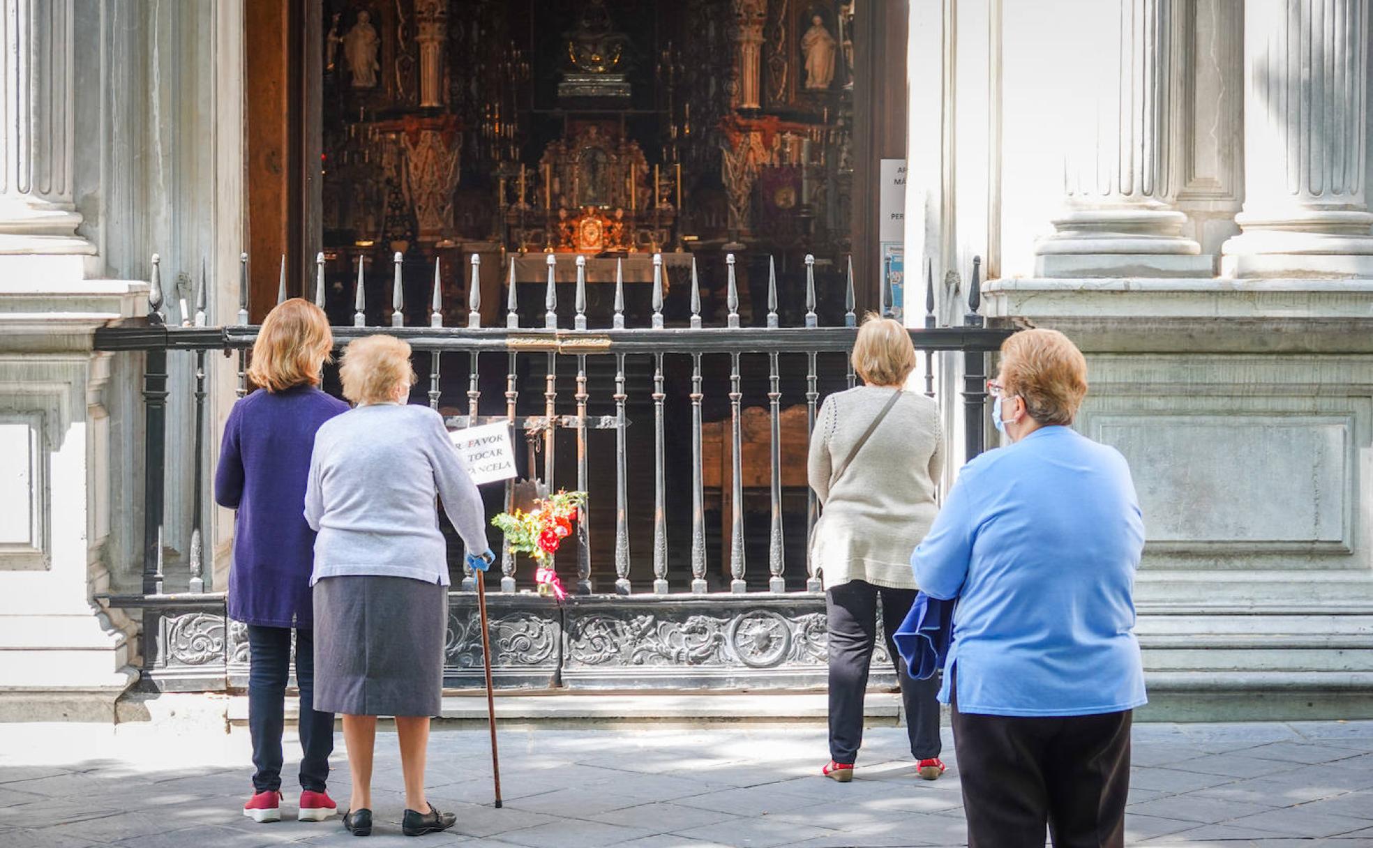 Los fieles no tendrán que quedarse a las puertas de la Basílica de las Angustias y podrán entrar en el templo a partir de este lunes.