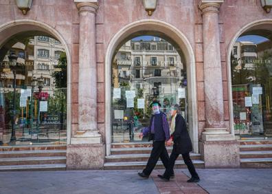 Imagen secundaria 1 - La estación de la ITV de la avenida de Andalucía, el teatro Isabel la Católica y el Parque de las Ciencias, en imágenes de este domingo por la mañana.