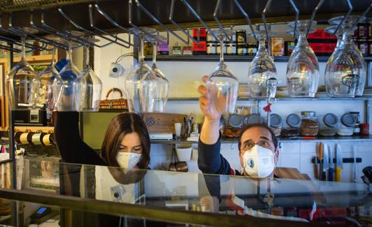 Colocando las copas de vino.