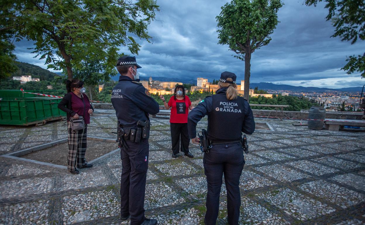 Dos policías locales en el mirador de san Nicolás vigilando para evitar botellones y aglomeraciones. 