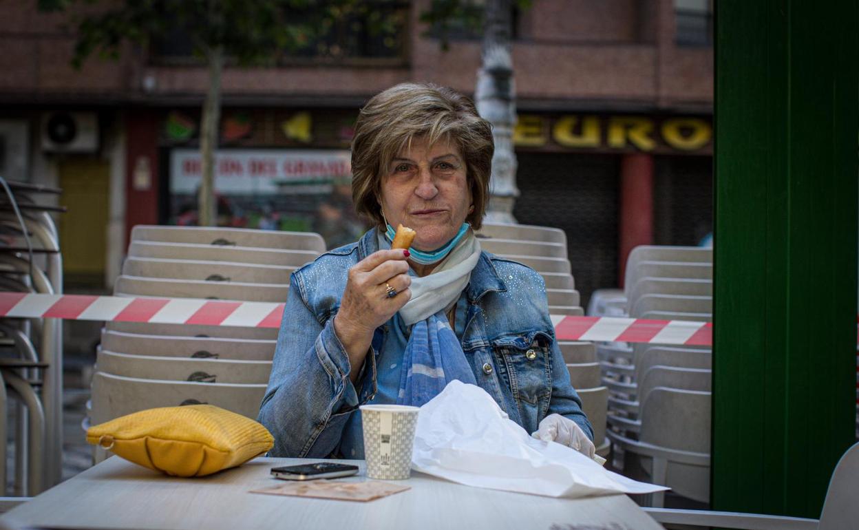 Desinfección, café y una de churros en el bar de toda la vida