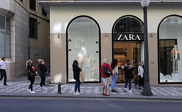 Colas para entrar en el Zara de la calle Reyes Católicos