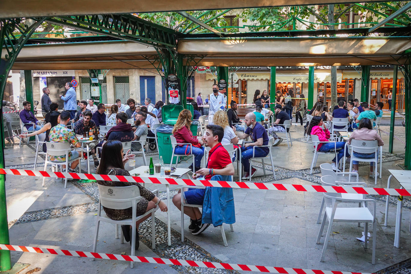 Fotos: Los terrazas de Granada se llenan en la primera tarde en la fase 1