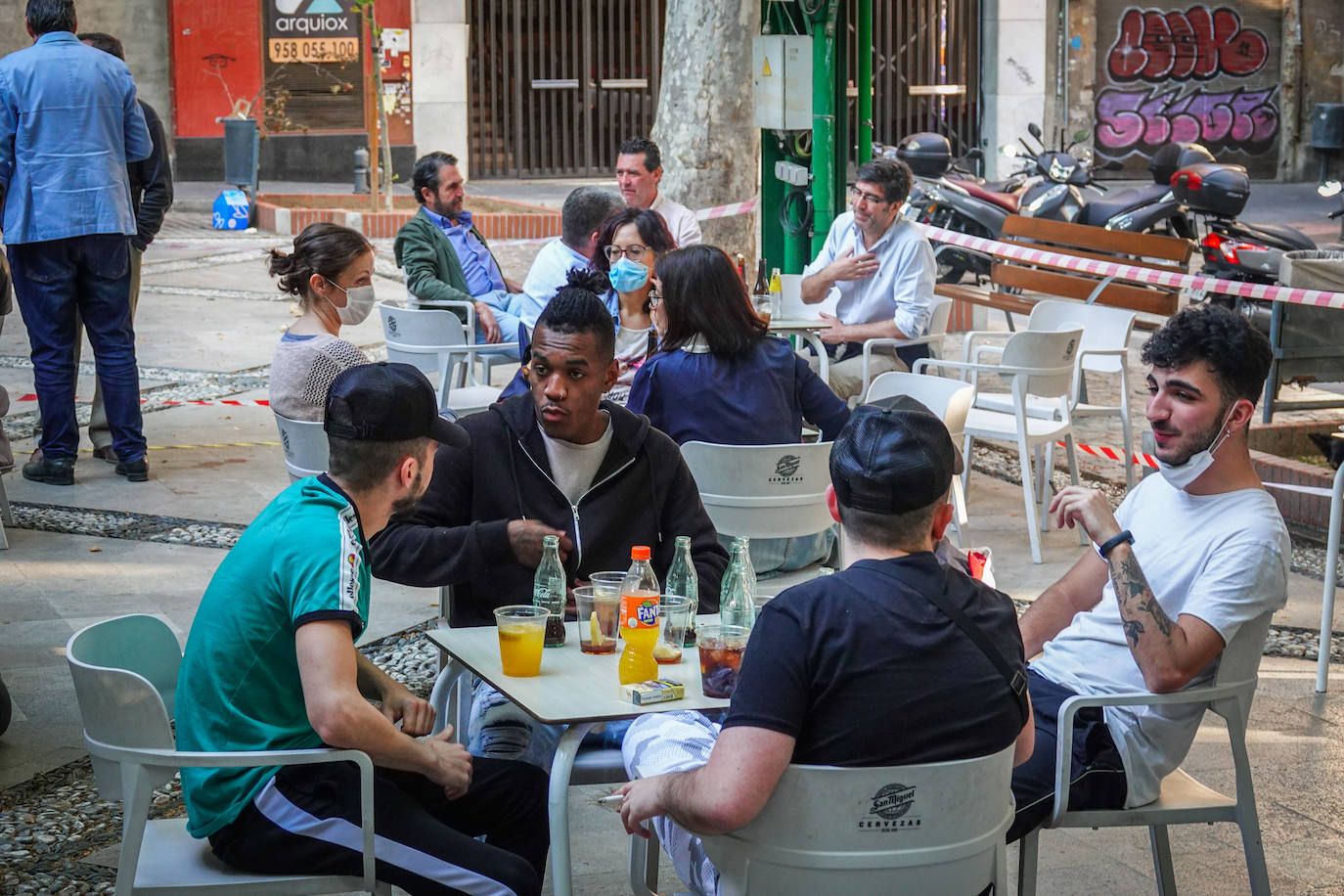Fotos: Los terrazas de Granada se llenan en la primera tarde en la fase 1