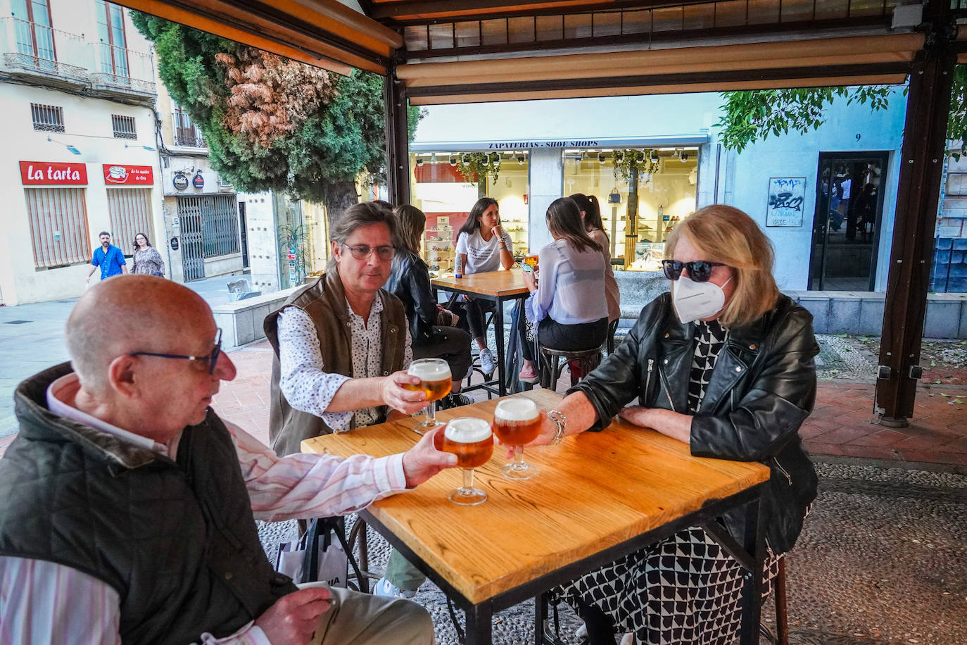 Fotos: Los terrazas de Granada se llenan en la primera tarde en la fase 1