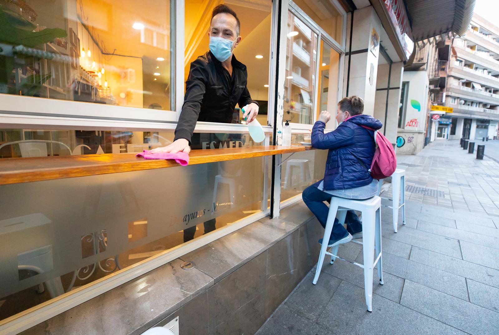 Fotos: Así se vive en Granada el primer día en la Fase 1