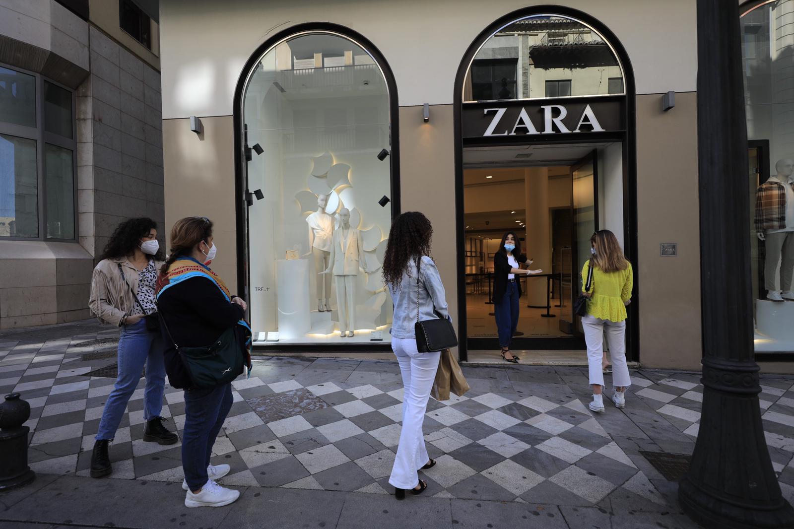 Fotos: Los comercios abren la persiana en Granada