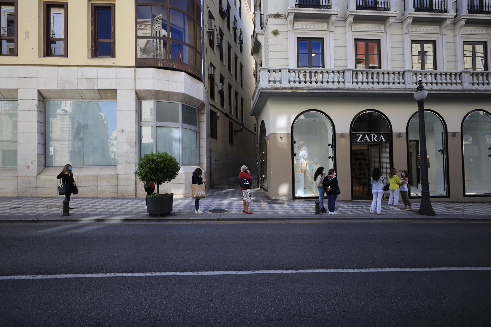 Fotos: Los comercios abren la persiana en Granada