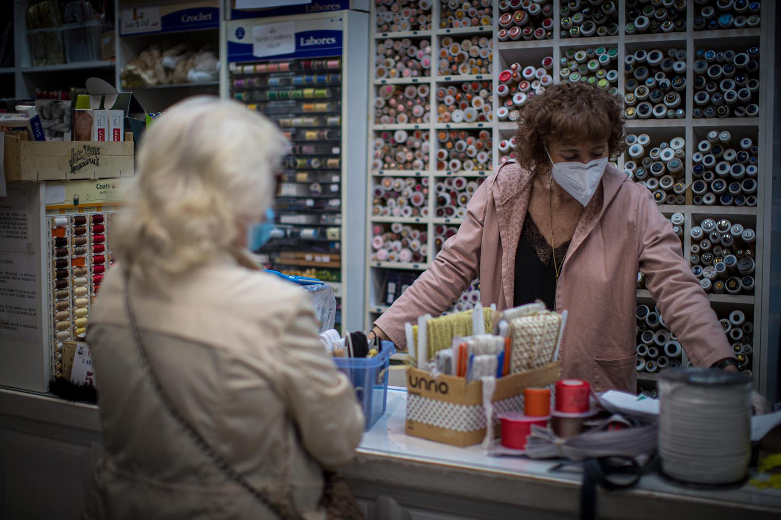 Fotos: Los comercios abren la persiana en Granada