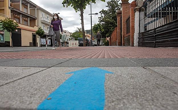 Flechas que marcan la dirección en la que deben de caminar los vecinos de Cenes de la Vega