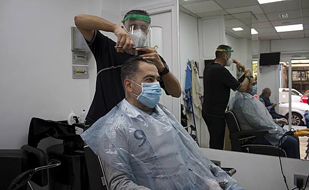 Alberto y su peluquero de toda la vida, Centeno. 